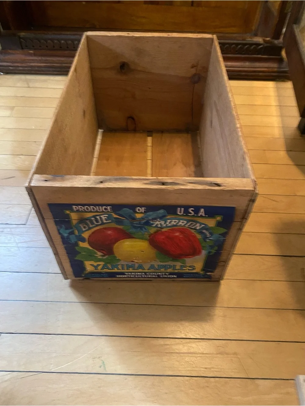 Blue Ribbon Yakima Apples Wooden Crate, excellent condition, 1940s